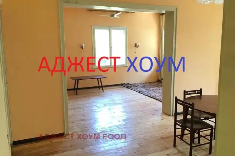 Тристаен апартамент на първи етаж в центъра на Шумен