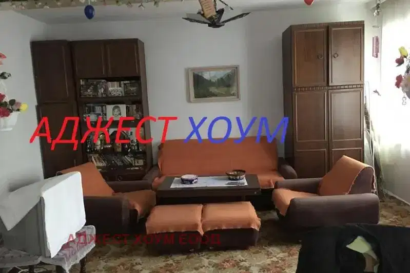 Тухлен първи етаж с 3 стаи в Центъра на Шумен