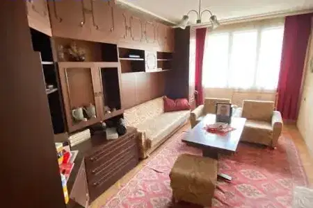 Тристаен апартамент на трети етаж в центъра на Шумен с тераса