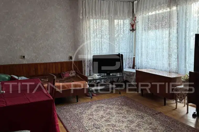 Етаж от къща с двор в Модерно предградие, София