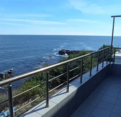 Снимка 4 — Къща с 2 етажа на първа линия море в Созопол