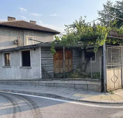 Снимка 2 — Жилищен етаж с гараж и търговско помещение в Трявна