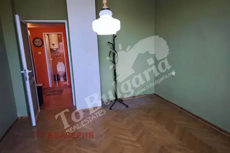 Етаж под наем с 2 стаи и малък двор в центъра на Велико Търново