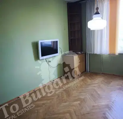 Снимка 2 — Етаж под наем с 2 стаи и малък двор в центъра на Велико Търново