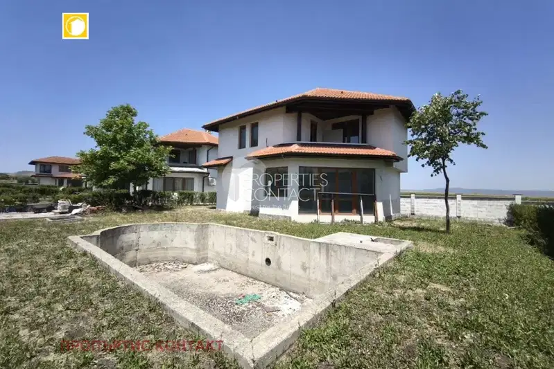 Two-storey house with pool and yard in Aheloy