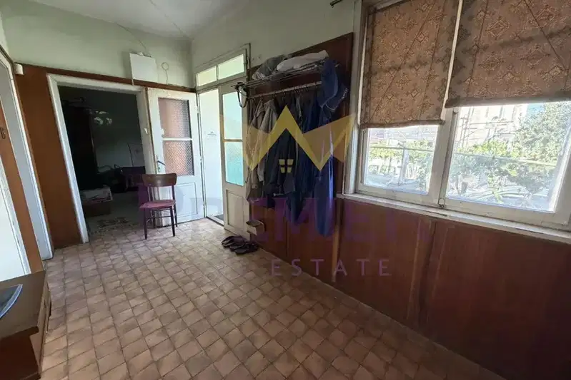 Самостоятелна къща с 5 стаи в Айтос с гараж и двор