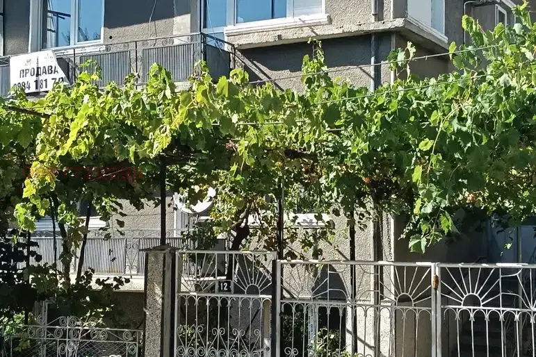Multi-family house with garages in Aksakovo, Varna