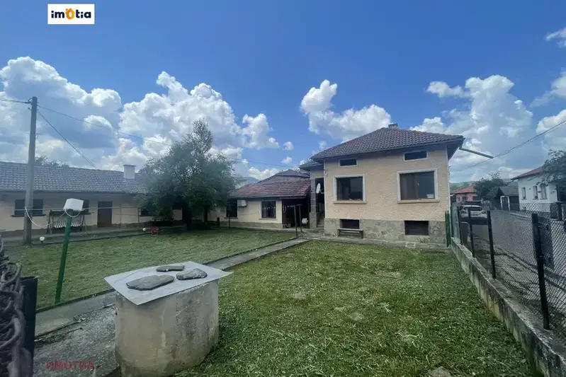 Къща с 2 спални и допълнителни постройки в Априлци, Зла река