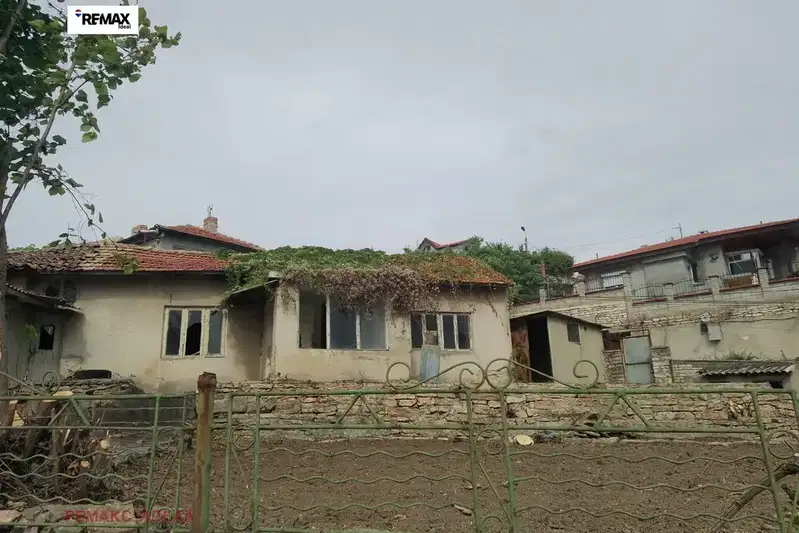 Къща с 3 стаи в центъра на Балчик с ъглов парцел