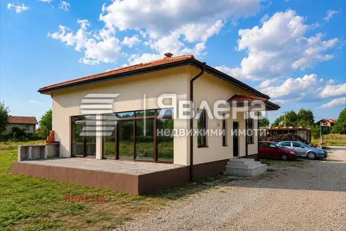 Detached house with 2 bedrooms and large veranda in Bozhurishte