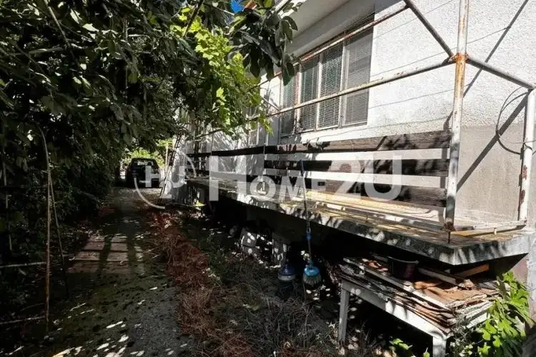 One-storey house with 5 rooms in Mina district, Burgas, with yard