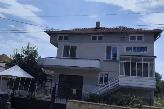 Просторна триетажна къща с двор в гр. Бяла, Варна