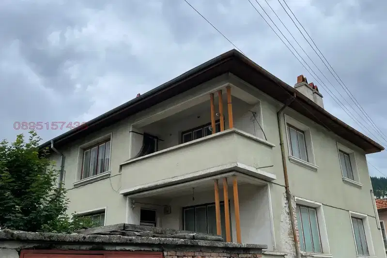 Просторна къща с двор и гаражи в центъра на Чепеларе