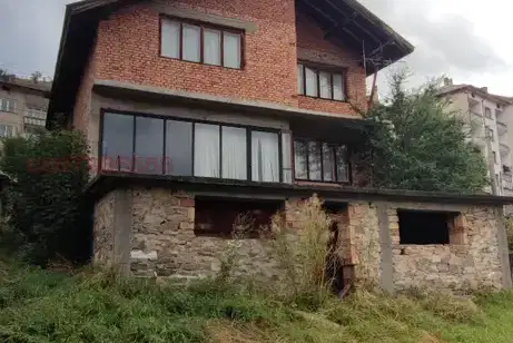 Просторна двуетажна къща с голяма тераса в Чепеларе