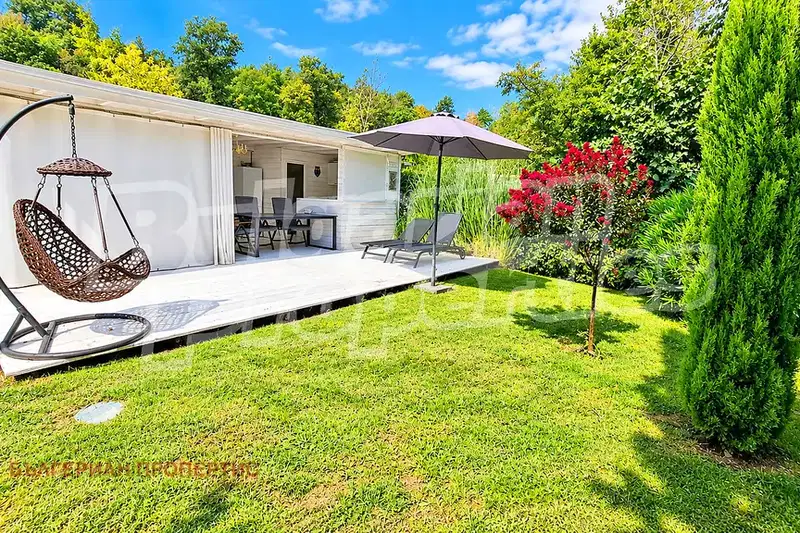 Two 3-room bungalows in Chernomorets with parking space