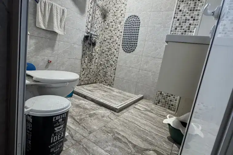 House with 4 bedrooms in the center of Dolni Chiflik with yard