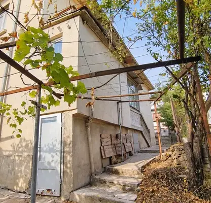 Снимка 2 — Къща с 3 спални и гараж в гр. Дряново, област Габрово