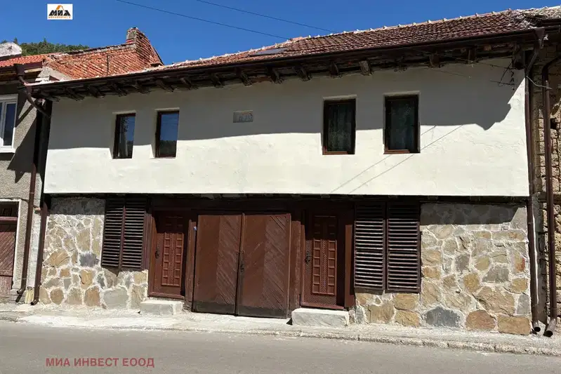 House in Gabrovo, Etyra