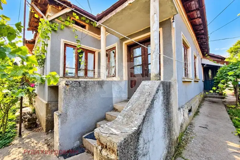 Brick house with 4 rooms and large yard in General Toshevo
