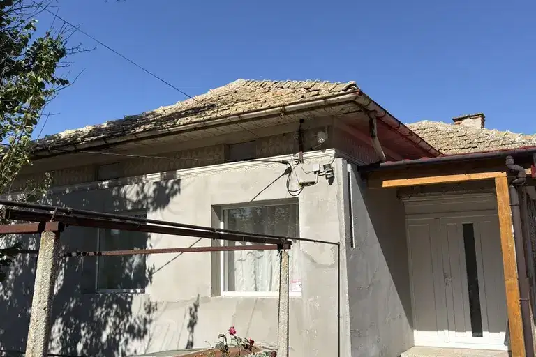 House with 3 bedrooms and large yard in General Toshevo
