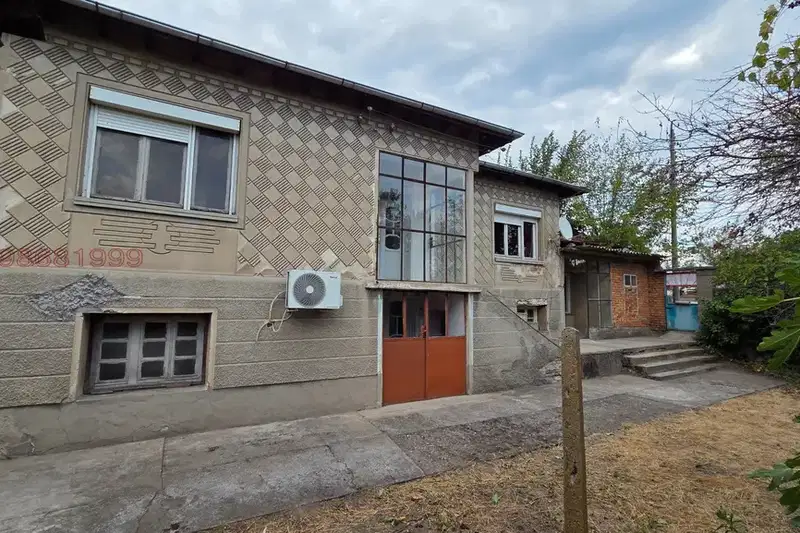 Двуетажна къща с гараж в гр. Гълъбово, област Стара Загора