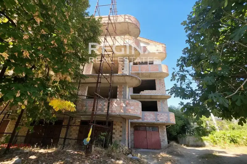 Multi-storey house with 3 garages in Hisarya with large yard