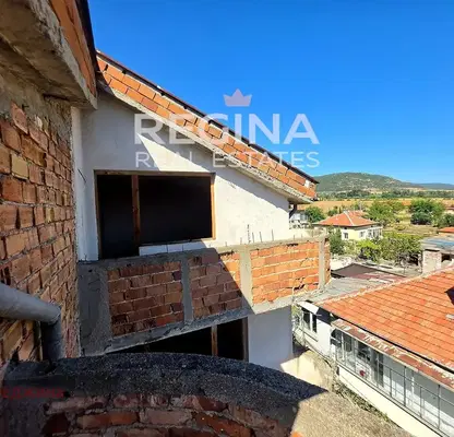 Photo 2 — Multi-storey house with 3 garages in Hisarya with large yard