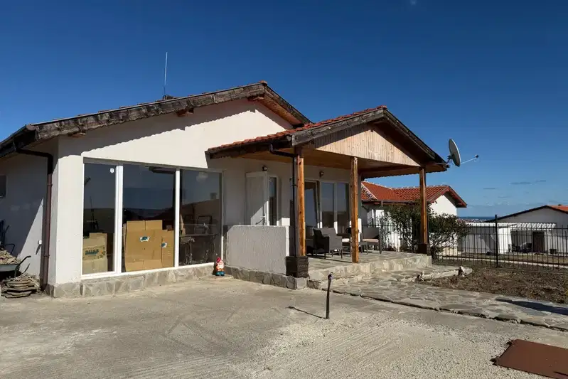 One-story house with 4 bedrooms in Kableshkovo with yard