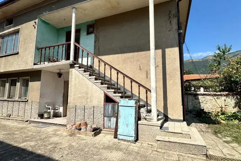 Двуетажна къща с двор в гр. Карлово, нов покрив
