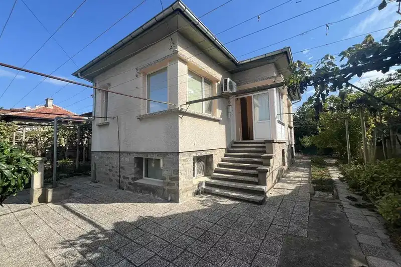 5-room house with yard in Kazanlak near Rozarium Park