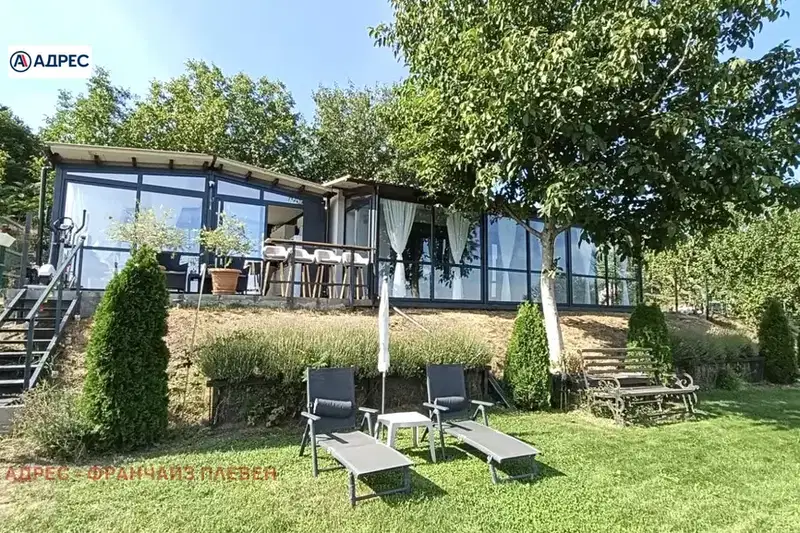 One-story house with 2 bedrooms and garages in Kozloduy