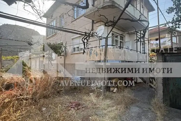 Триетажна къща с двор в центъра на Кричим