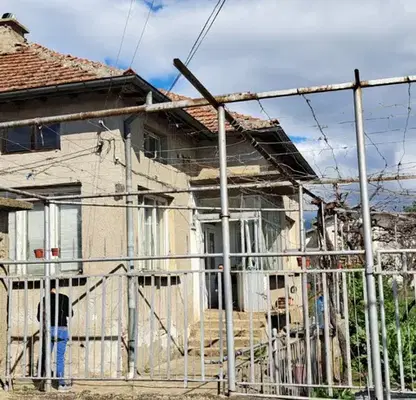 Снимка 2 — Къща с 4 стаи и голям двор в гр. Крън, област Стара Загора