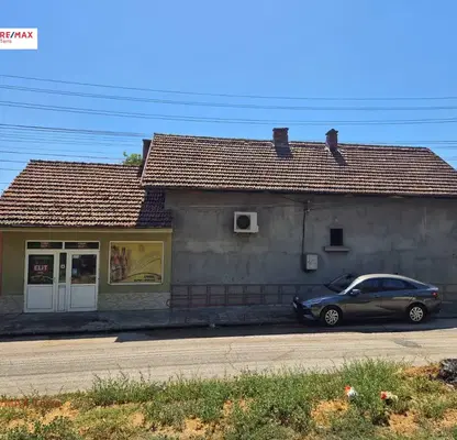 Снимка 2 — Просторна къща с бизнес помещения в гр. Левски, обл. Плевен