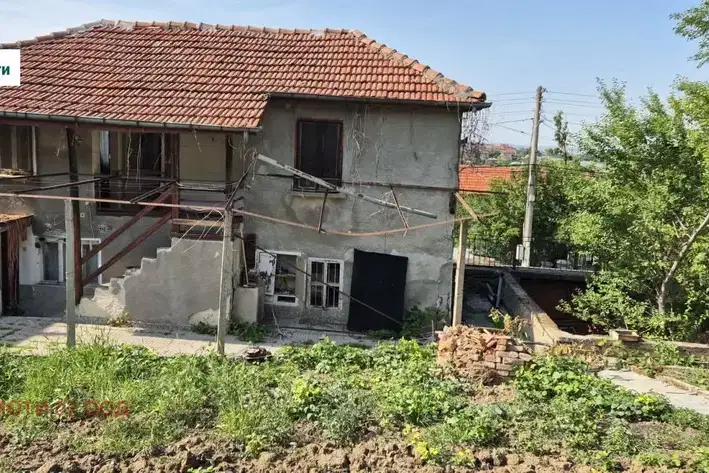 Къща с 3 стаи и голям двор в Гозница, Ловеч