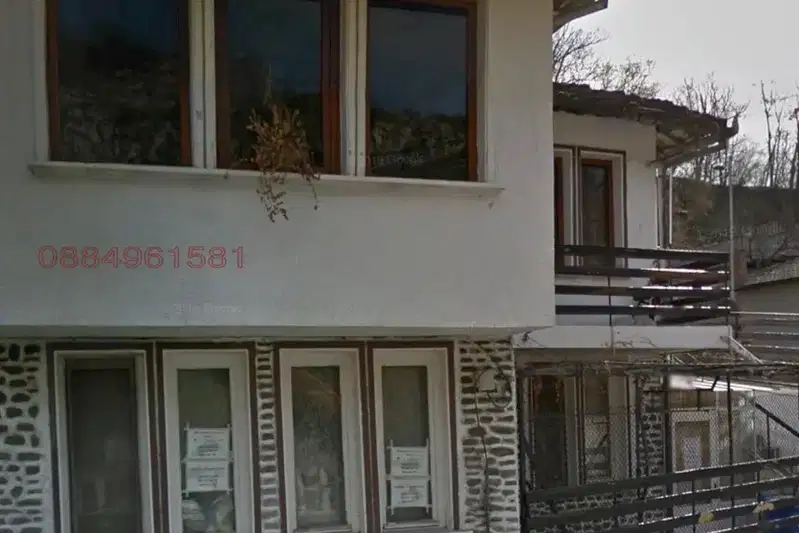 Двуетажна къща с панорамна гледка в кв. Вароша, Ловеч