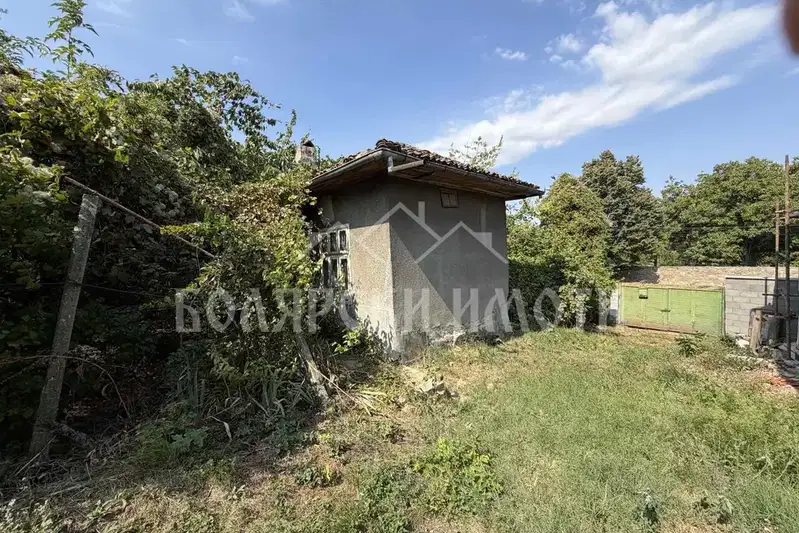 House with 809 sq m yard in the centre of Lyaskovets