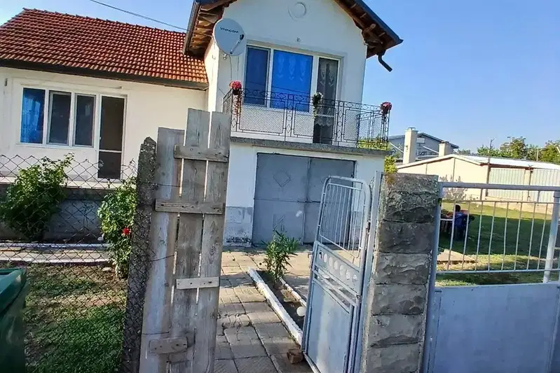 House with 2 rooms and garage in Marten, Ruse region