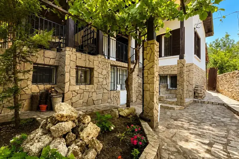 Solid house with 3 rooms and veranda in Maglizh, Stara Zagora region