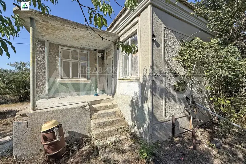 Brick house with 5 rooms in Sechishte village, Shumen region