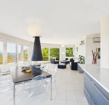 Photo 2 — Spacious 7-room house with pool on the South Beach in Obzor