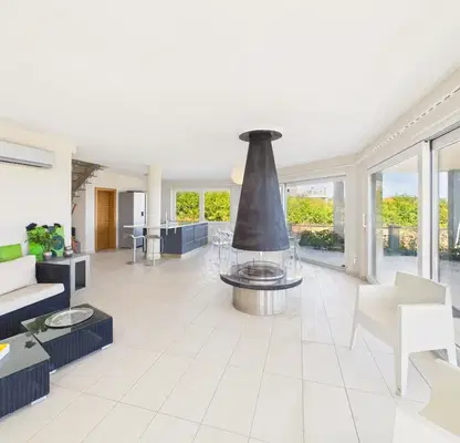Photo 4 — Spacious 7-room house with pool on the South Beach in Obzor