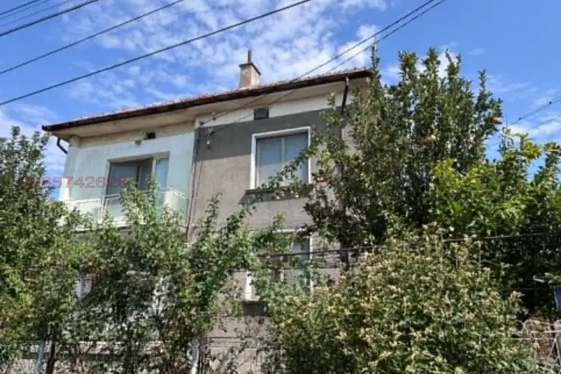 Двуетажна къща с двор в гр. Оряхово, област Враца