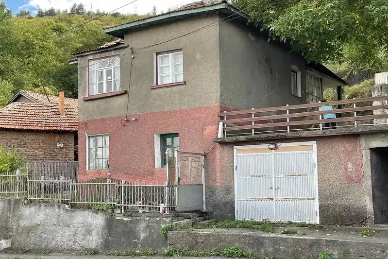 Къща в Перник, Бела вода