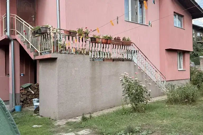 Двуетажна къща с гараж в град Перник, кв. Църква