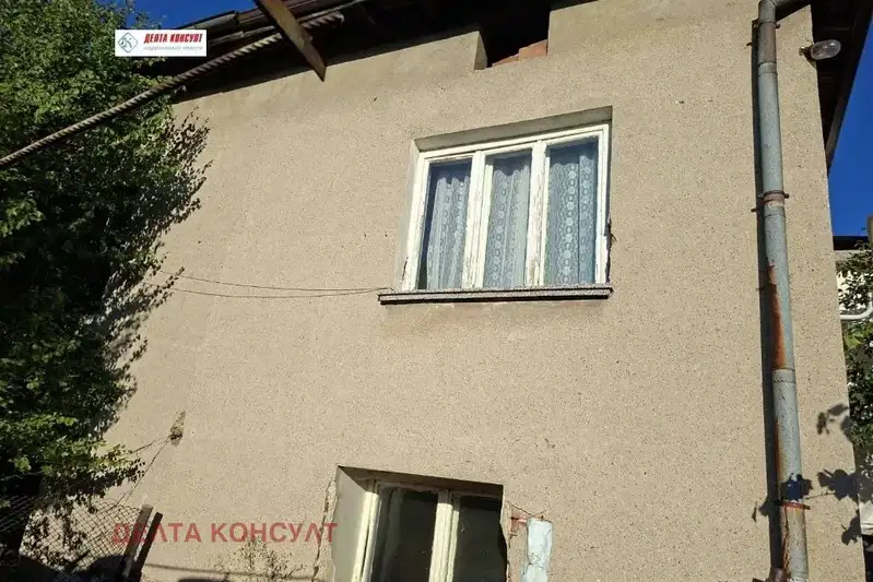Двуетажна къща с двор в кв. Църква, град Перник