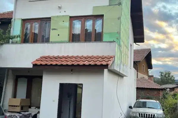 Къща с 3 стаи в кв. Църква, Перник с двор