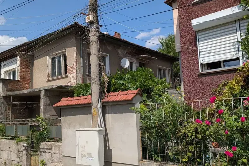 3-room house in Dimova mahala, Pernik with yard