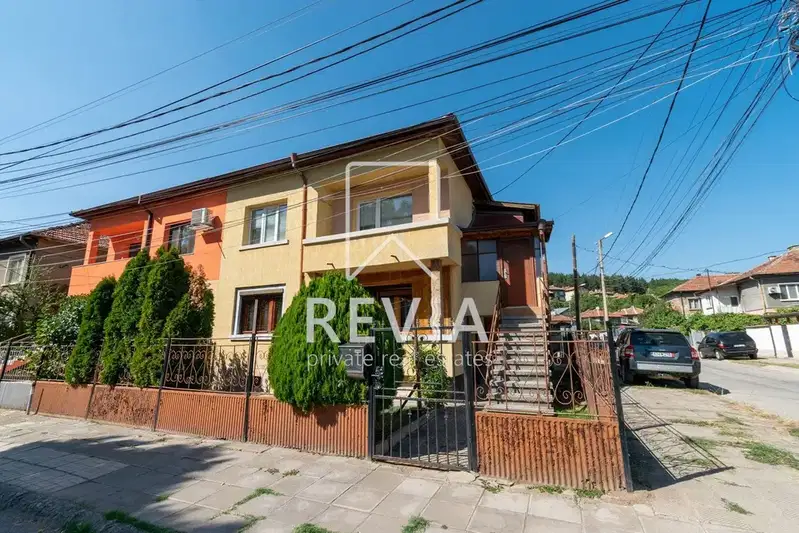 House in Pernik, Iztok