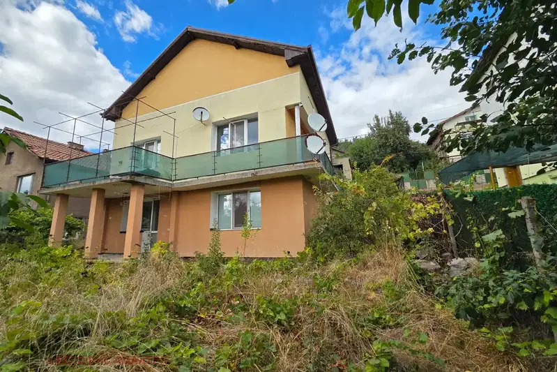House in Pernik, Iztok